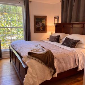 cozy retreat in upscale Green Hills in west Nashville