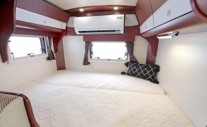 Fukuroneko RV 海辺の駐車場でキャンピングカーでの車中泊