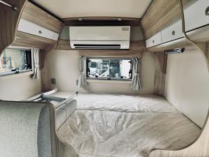 Fukuroneko RV 海辺の駐車場でキャンピングカーでの車中泊