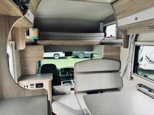 Fukuroneko RV 海辺の駐車場でキャンピングカーでの車中泊