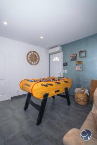 Villas Villa moderne avec piscine dans village calme : photos des chambres