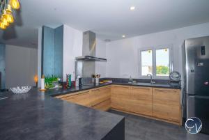 Villas Villa moderne avec piscine dans village calme : photos des chambres
