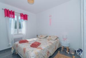 Villas Villa moderne avec piscine dans village calme : photos des chambres