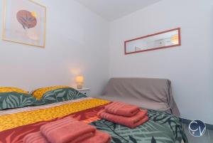 Villas Villa moderne avec piscine dans village calme : photos des chambres