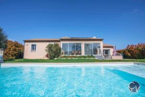 Villas Villa moderne avec piscine dans village calme : photos des chambres