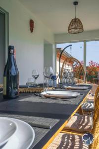 Villa moderne avec piscine dans village calme