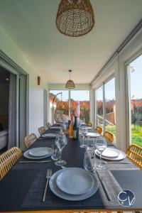 Villa moderne avec piscine dans village calme