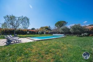 Villas Villa moderne avec piscine dans village calme : photos des chambres