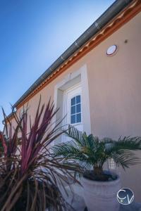 Villa moderne avec piscine dans village calme