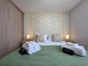 Open Floor Chic Interior Design Pool Full Kitchen