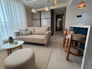 Open Floor Chic Interior Design Pool Full Kitchen