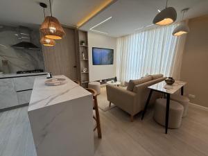 Open Floor Chic Interior Design Pool Full Kitchen