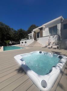 Villas Beautiful 4 bedroom villa with pool, jacuzzi : photos des chambres