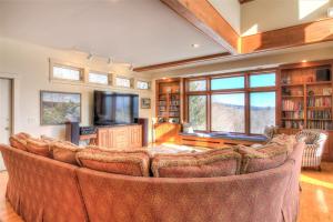 Amazing Estate on 100 Acres with Swimming Pool and 10 BRs
