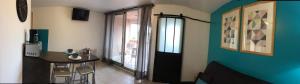 Rce les Coraux, cosy T1, situé à 7 à pied de la plage et du centre, clim, wifi, parking privé, piscines