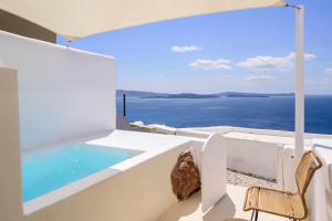 Aphrodite Suite with Outdoor Heated Jacuzzi and Caldera View room in Canvas Suites