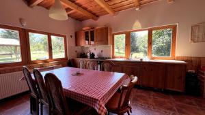 Vila ATX - Cabană Alpina din Lemn în Inima Naturii Relaxare în Natură Liniște, Râu, Foișor și Spațiu pentru Joacă