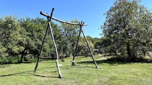 Vila ATX - Cabană Alpina din Lemn în Inima Naturii Relaxare în Natură Liniște, Râu, Foișor și Spațiu pentru Joacă