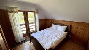 Vila ATX - Cabană Alpina din Lemn în Inima Naturii Relaxare în Natură Liniște, Râu, Foișor și Spațiu pentru Joacă