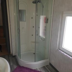 Appartements appartement a l-etage d-une maison avec entree commune comprenant une chambre avec un grand lit , une d-enfant et un clic-clac dans la piece de vie : photos des chambres