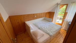 Vila ATX - Cabană Alpina din Lemn în Inima Naturii Relaxare în Natură Liniște, Râu, Foișor și Spațiu pentru Joacă