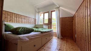 Vila ATX - Cabană Alpina din Lemn în Inima Naturii Relaxare în Natură Liniște, Râu, Foișor și Spațiu pentru Joacă