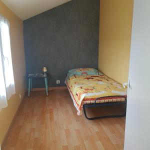 Appartements appartement a l-etage d-une maison avec entree commune comprenant une chambre avec un grand lit , une d-enfant et un clic-clac dans la piece de vie : photos des chambres