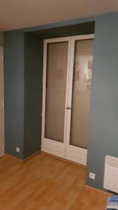 Appartements appartement a l-etage d-une maison avec entree commune comprenant une chambre avec un grand lit , une d-enfant et un clic-clac dans la piece de vie : photos des chambres