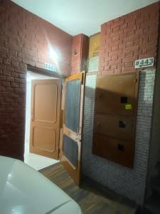 2 BDRM APARTMENT with Kitchen and AC, Parking