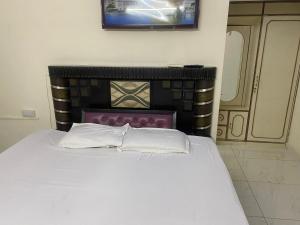 2 BDRM APARTMENT with Kitchen and AC, Parking