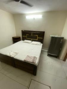 2 BDRM APARTMENT with Kitchen and AC, Parking