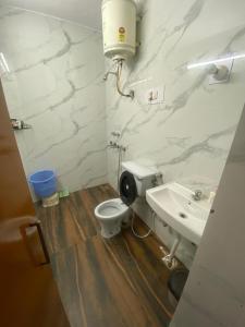 2 BDRM APARTMENT with Kitchen and AC, Parking