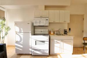 Art Deco 1 Bedroom Apartment Steps to Beach in South of Fifth Neighborhood