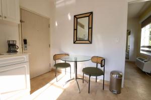 Art Deco 1 Bedroom Apartment Steps to Beach in South of Fifth Neighborhood