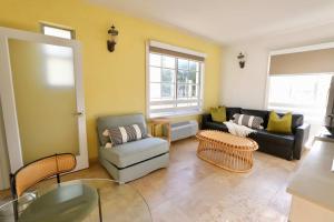 Art Deco 1 Bedroom Apartment Steps to Beach in South of Fifth Neighborhood