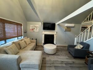 Fully updated home with hot tub in amenity filled community