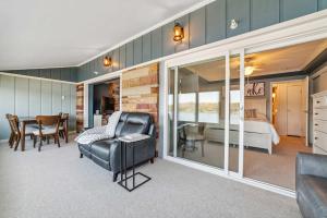 Condo with Panoramic views on Clam Lake