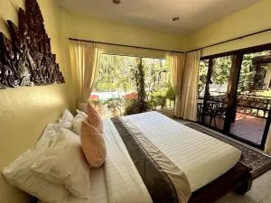 Cozy vacation home with a pool in the shade of palm trees - 查龙