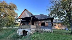 Casa Maramureșeană - Refugiu Tradițional Maramureșean Cazare de Poveste în Natură lângă pârâu Loc de joaca pentru Copii Parcare Foișor - Fîrdea