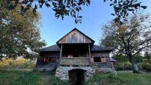 Casa Maramureșeană - Refugiu Tradițional Maramureșean Cazare de Poveste în Natură lângă pârâu Loc de joaca pentru Copii Parcare Foișor