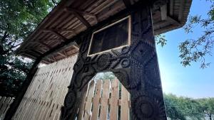 Casa Maramureșeană - Refugiu Tradițional Maramureșean Cazare de Poveste în Natură lângă pârâu Loc de joaca pentru Copii Parcare Foișor