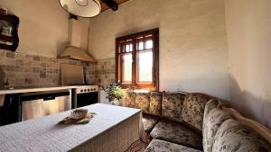 Casa Maramureșeană - Refugiu Tradițional Maramureșean Cazare de Poveste în Natură lângă pârâu Loc de joaca pentru Copii Parcare Foișor