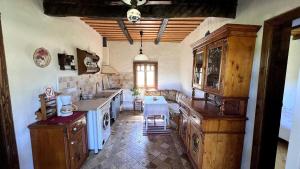 Casa Maramureșeană - Refugiu Tradițional Maramureșean Cazare de Poveste în Natură lângă pârâu Loc de joaca pentru Copii Parcare Foișor