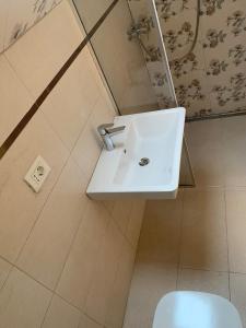 Casa Bunica - Vila Rustică cu Prispă Experiență Românească Autentică lângă Pârâu în Natura Loc Joaca Copii Oaza de Liniște