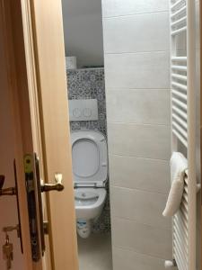 Casa Bunica - Vila Rustică cu Prispă Experiență Românească Autentică lângă Pârâu în Natura Loc Joaca Copii Oaza de Liniște