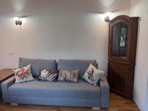 Casa Bunica - Vila Rustică cu Prispă Experiență Românească Autentică lângă Pârâu în Natura Loc Joaca Copii Oaza de Liniște