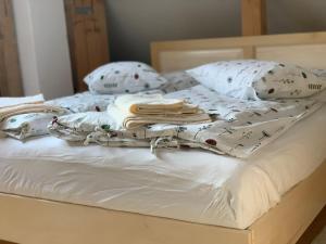 Casa Bunica - Vila Rustică cu Prispă Experiență Românească Autentică lângă Pârâu în Natura Loc Joaca Copii Oaza de Liniște