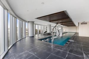 Gorgeous High-Rise Unit with Sky Bar Pool and Gym