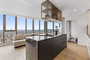 Gorgeous High-Rise Unit with Sky Bar Pool and Gym