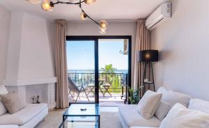 Prime Location! Few minutes walk to the Beach